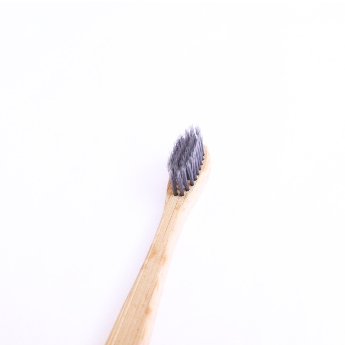 Escova de Dente de Bambu com cerdas de Carvão